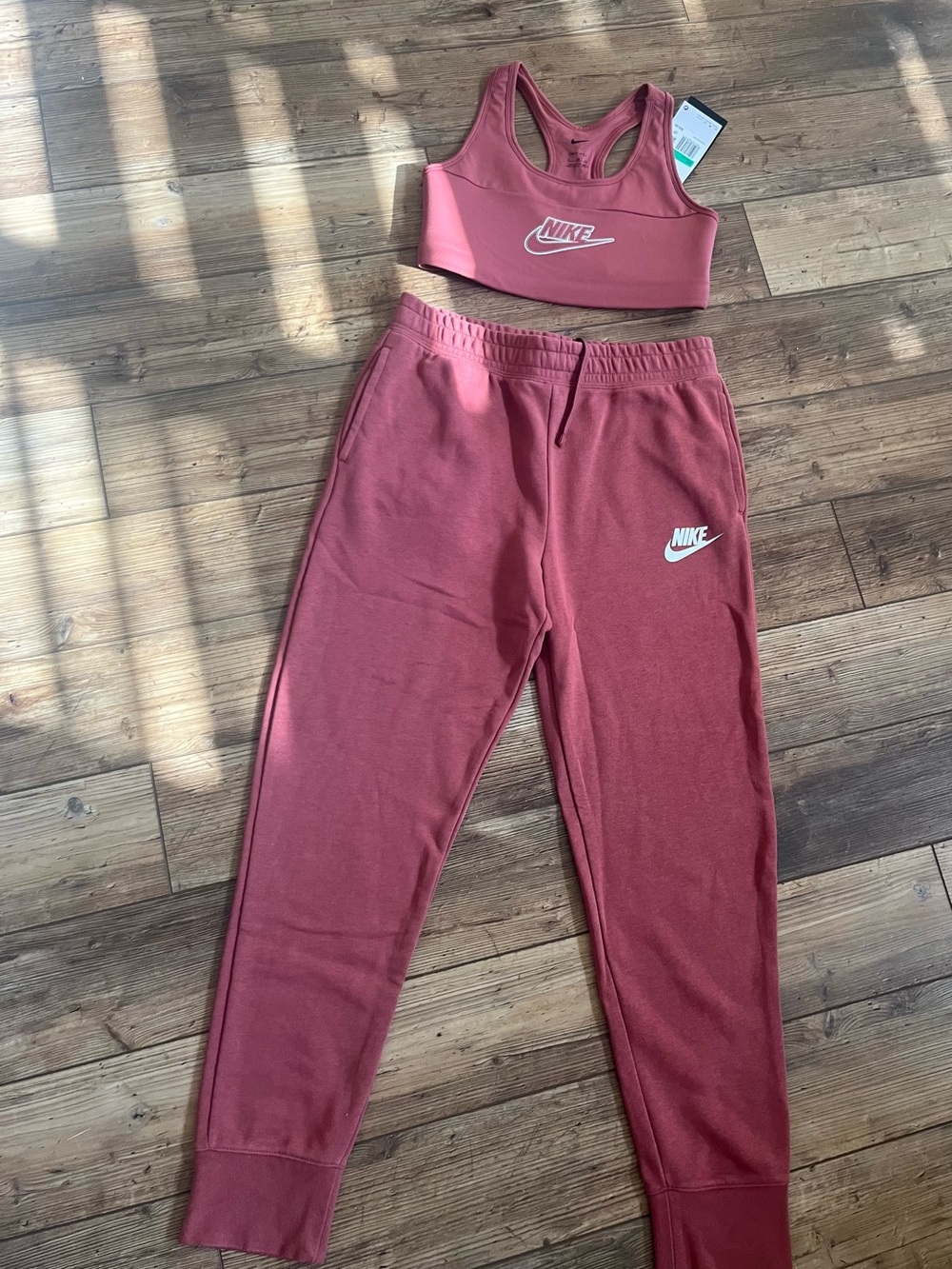 Nike Girls Mauve Jogger Pants with Matching Sports Bra - Picture 1 of 3